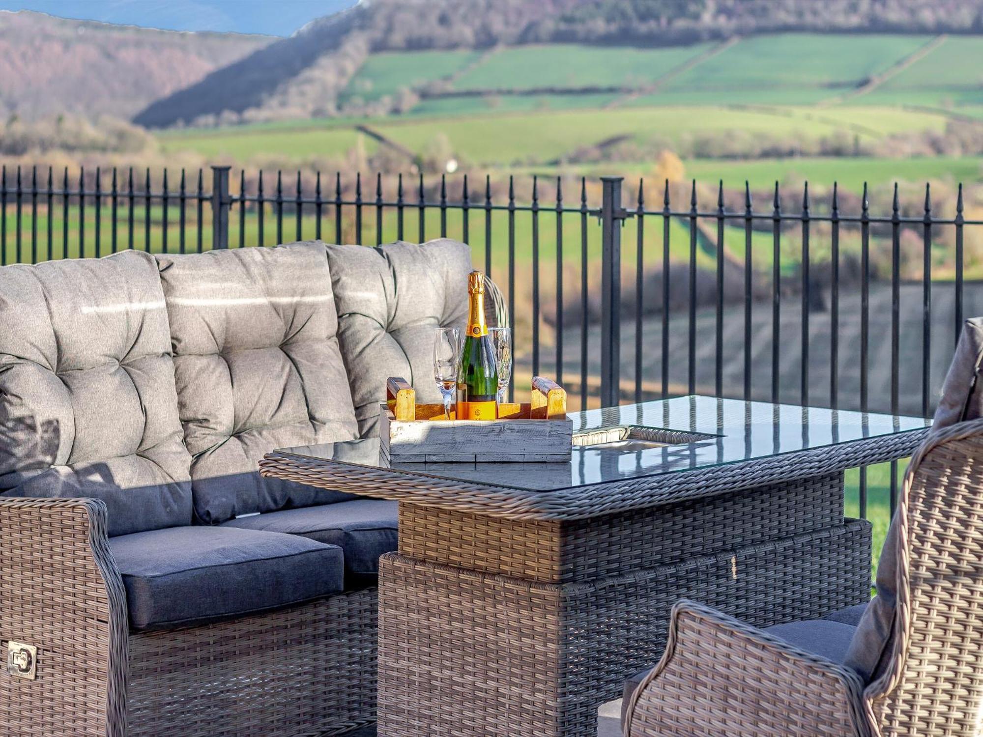The Lodge Wonastow Bagian luar foto