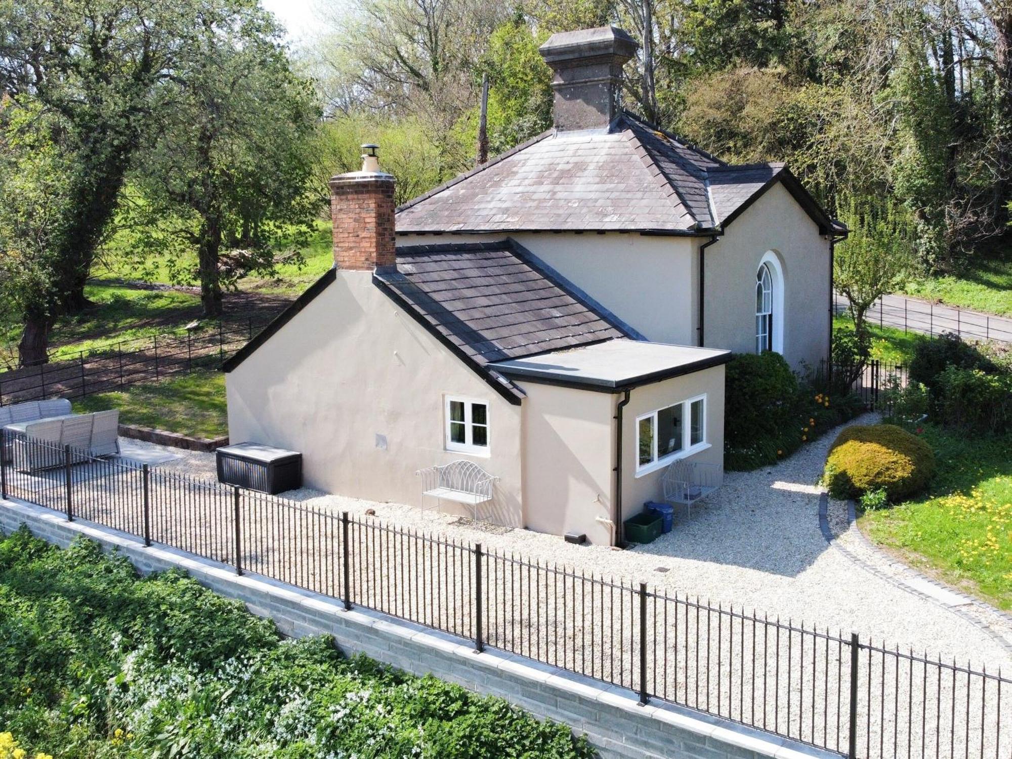 The Lodge Wonastow Bagian luar foto